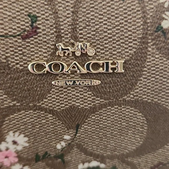 Beautiful Coach Evergreen Wildflower Signatue Camera Style Crossbody Bag 🩷🤍 - Picture 3 of 16